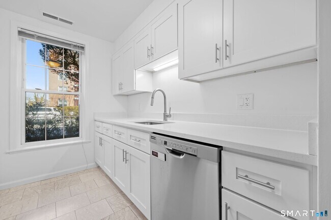 Building Photo - 140 Field Point Rd