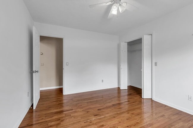 Building Photo - 7918 Holly Hills Dr