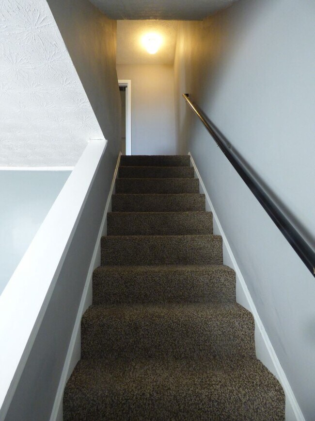 Building Photo - COMING SOON! Beautiful All Electric Townhome! Converted Garage, W/D, Small Pets Ok!