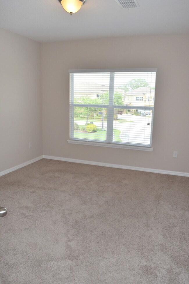 Building Photo - Beautiful Lake View Condo in a Prime Location