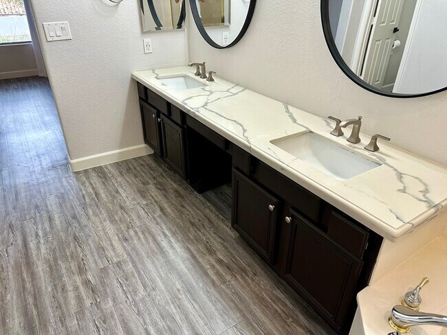 Building Photo - Gorgeous remodel update! No neighbors behind hillside lot