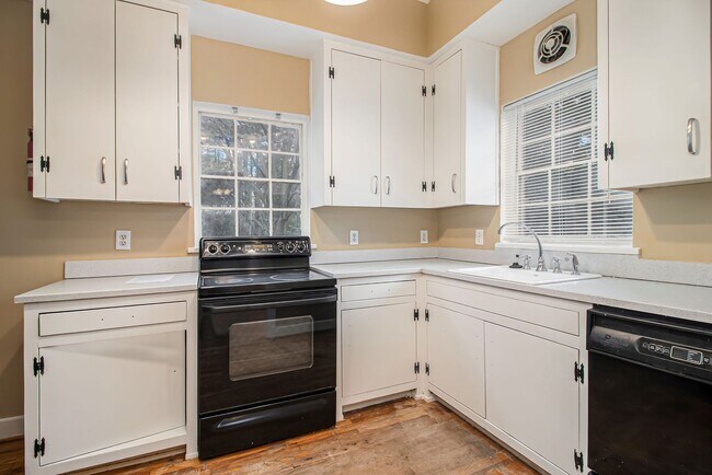 Building Photo - 3 bdrm, 2 bath home near Emory & CDC