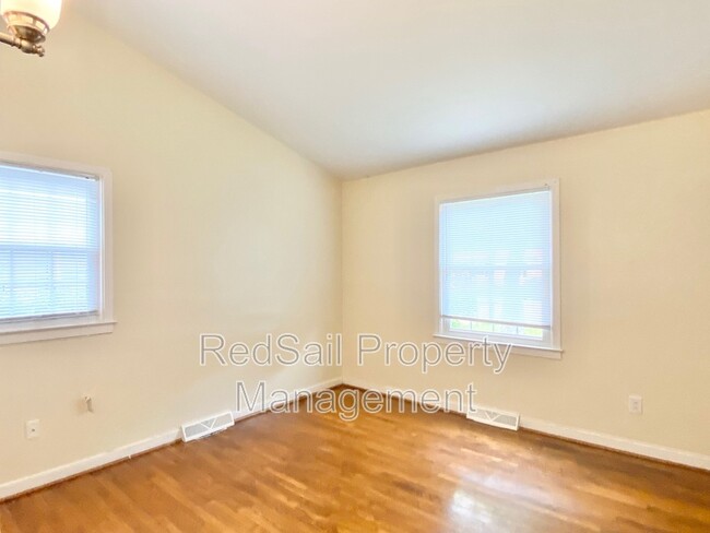 Building Photo - 710 72nd St