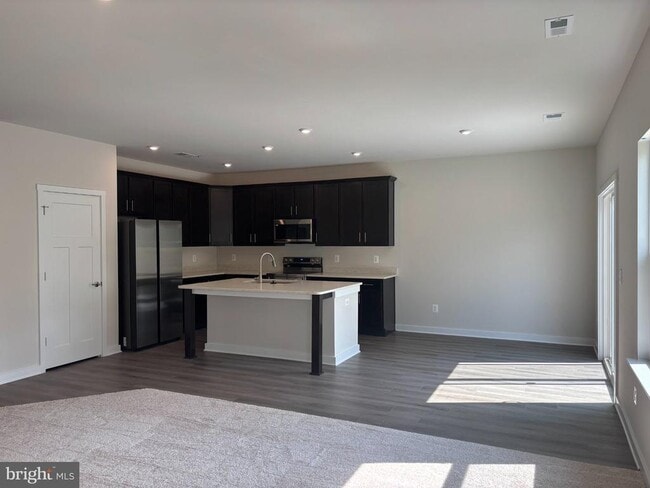 Building Photo - 372 Baker Dr
