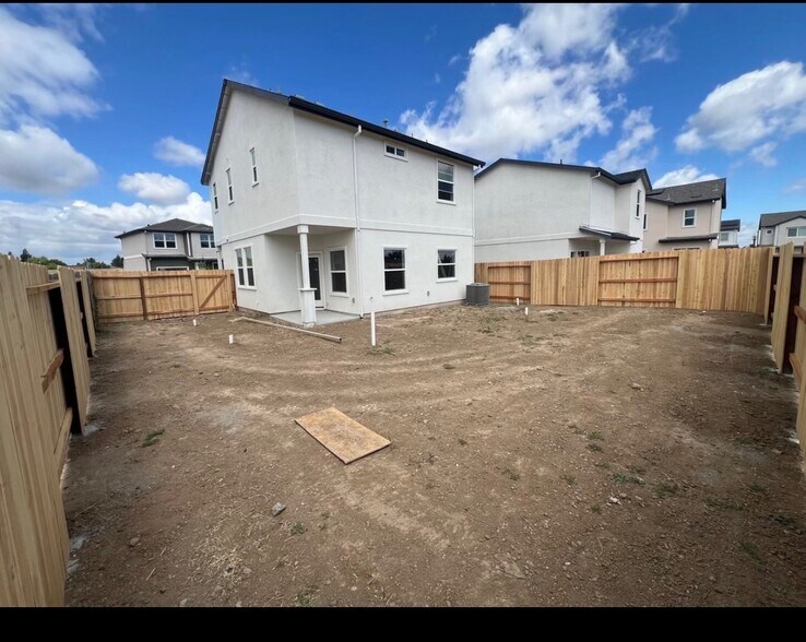 Building Photo - 18 Zapata Ct