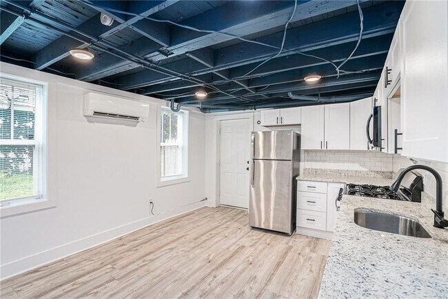 Building Photo - 218 Laurel Ave SW