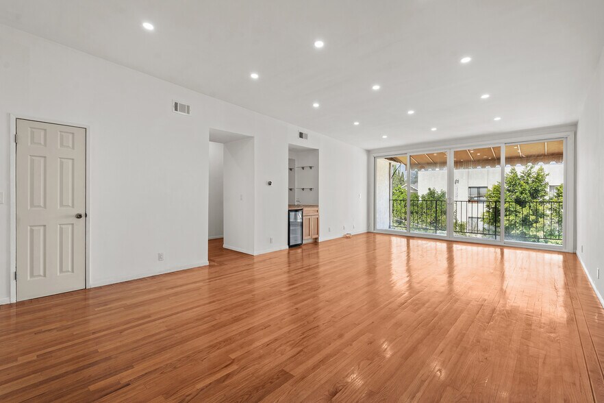 Building Photo - 1559 Winona Blvd