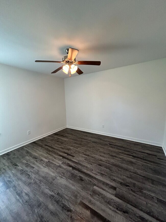Building Photo - 636 Hidden Springs Dr