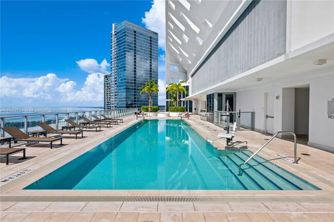 Building Photo - 1300 Brickell Bay Dr