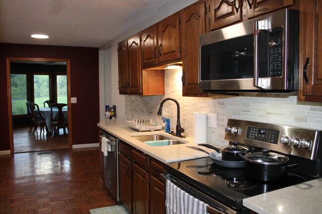 Building Photo - 2115 Pineshore Ct