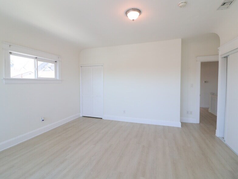 Building Photo - 441 W 79th St