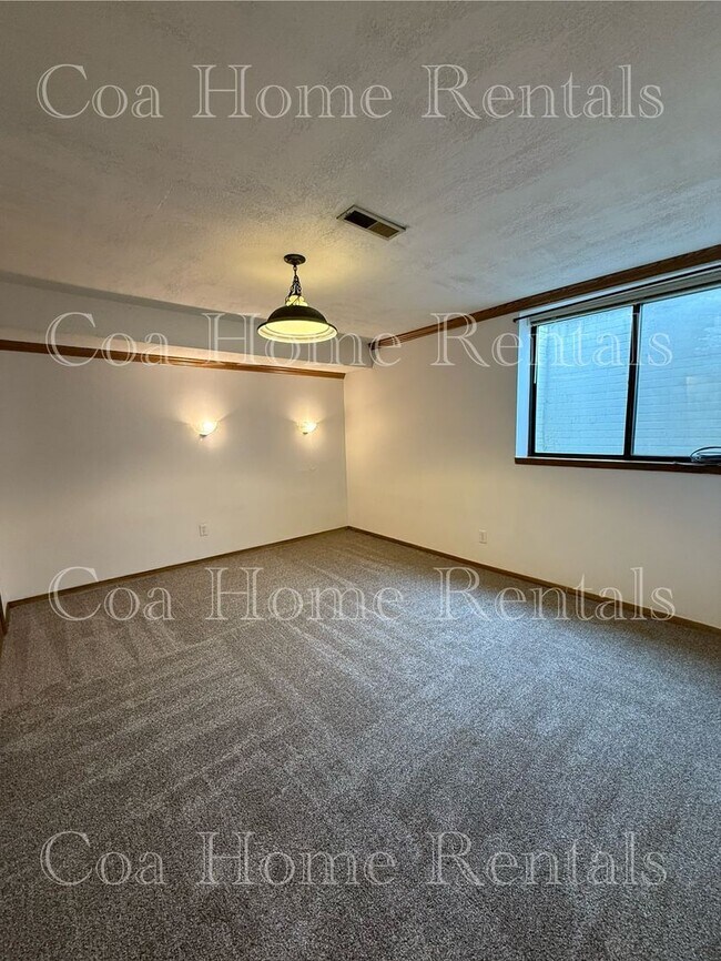 Building Photo - South East side Duplex