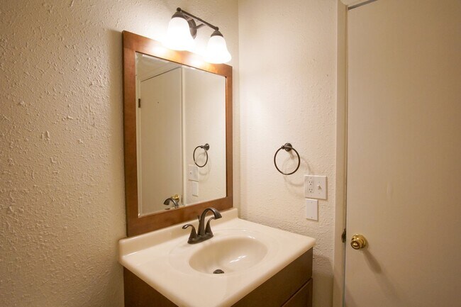 Building Photo - Beautiful Contemporary Townhouse-Style 2 Bdr in Brooklyn!