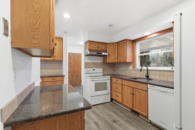 Building Photo - 6382 Houghten Dr