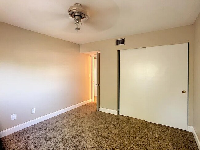 Building Photo - 516 S Plumosa St