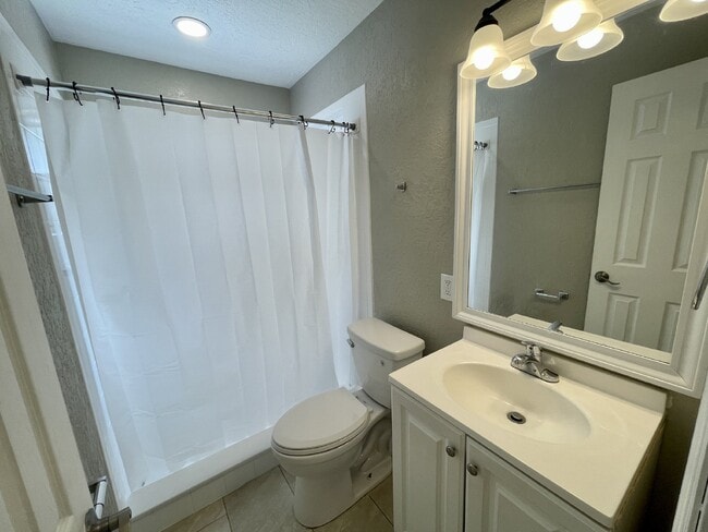 Building Photo - 4 bedroom 2 bathroom pool home for rent