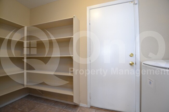 Building Photo - 699 E Springfield Pl