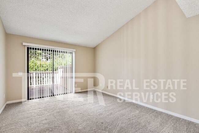 Building Photo - Updated & Beautiful Crosswoods Home
