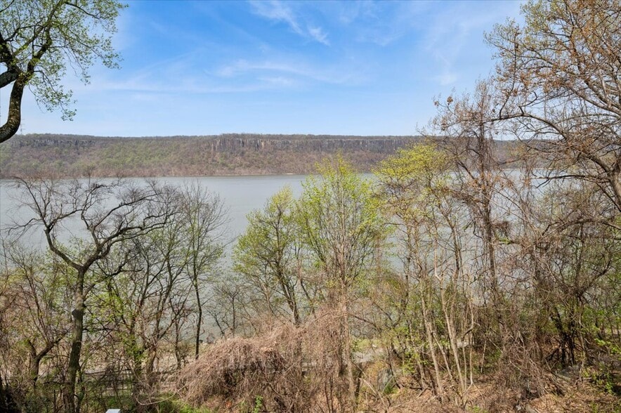 Building Photo - 727 Warburton Ave