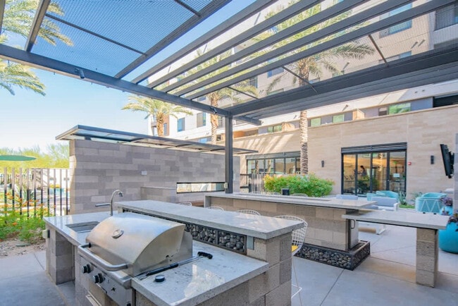 Building Photo - 688 W 1st St