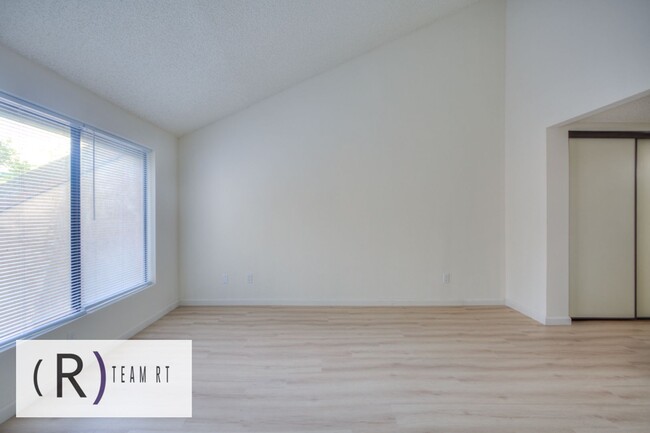 Building Photo - A Newly Renovated Contemporary Condo in Gl...