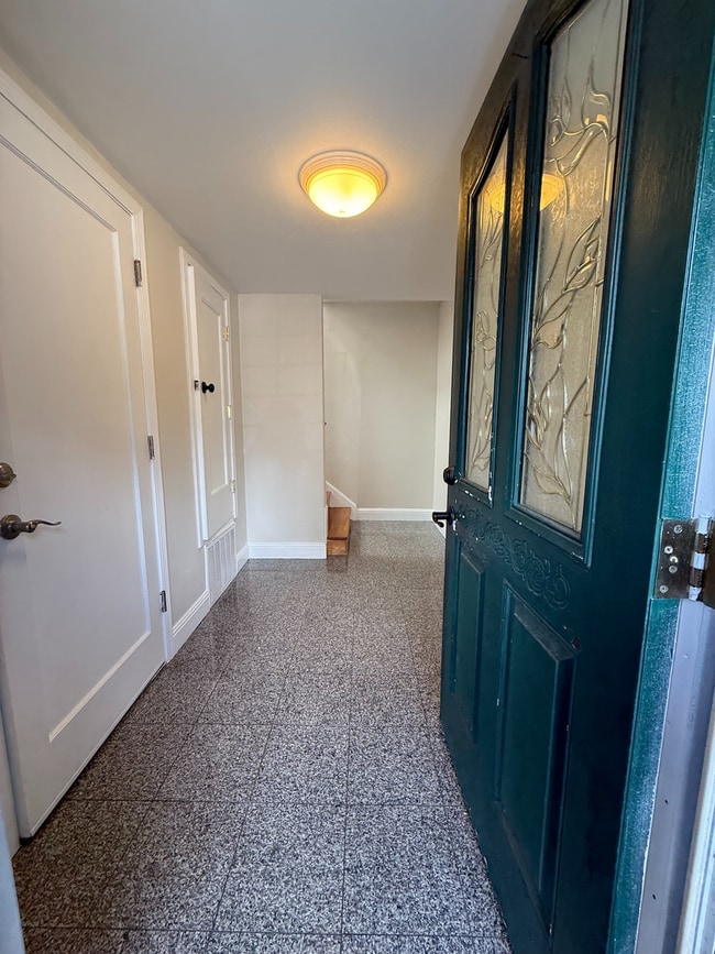 Building Photo - Spacious 3 Bedroom Home Minutes from City ...