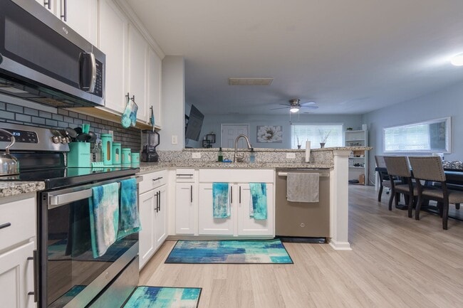 Building Photo - MOVE IN READY 3 Bedroom in the Heart of No...