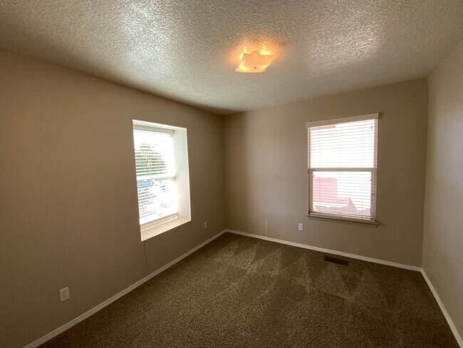 Building Photo - 3 Bedroom Home Available Near Unser Blvd N...