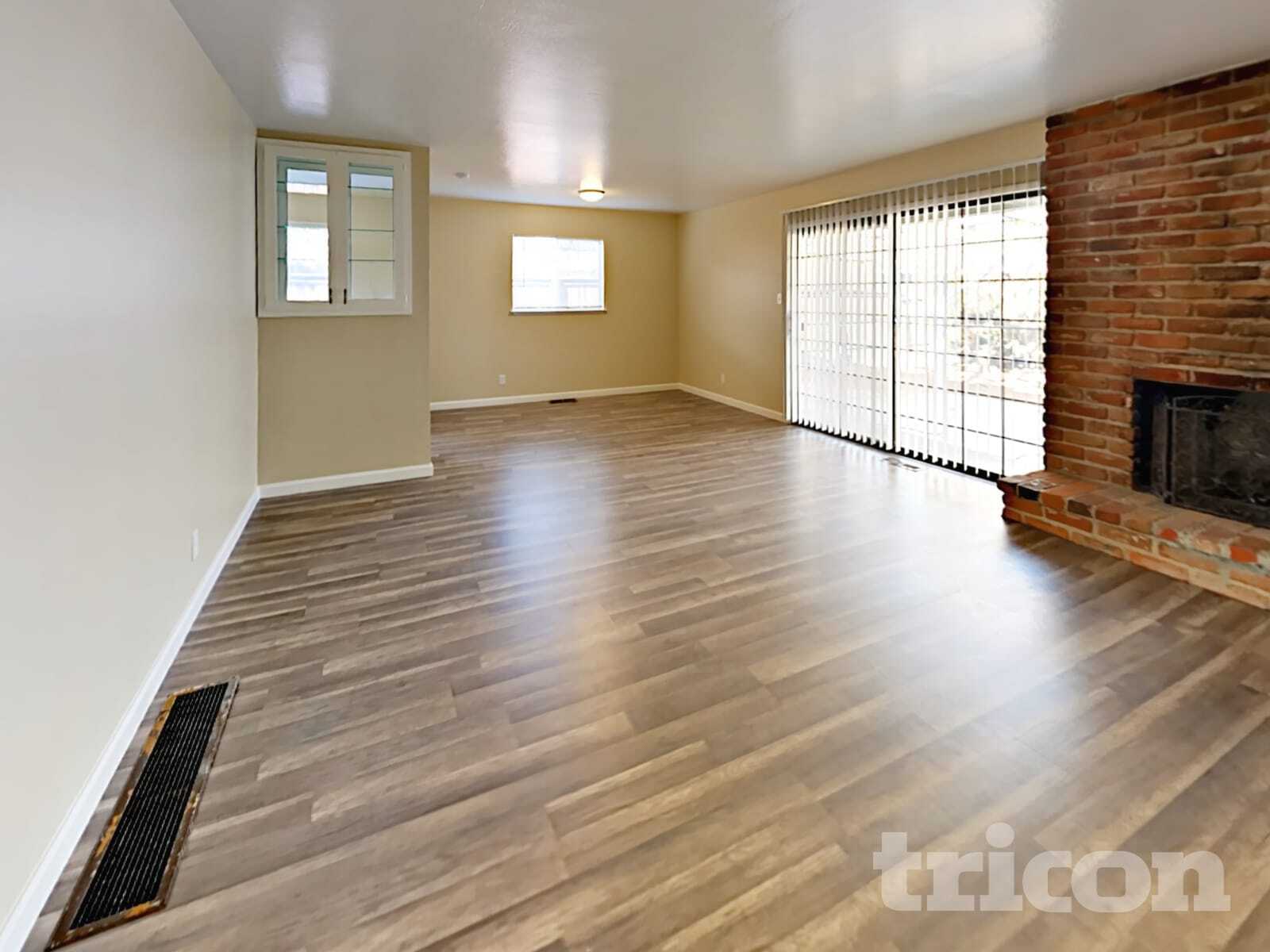 Building Photo - 1355 Royal Dr