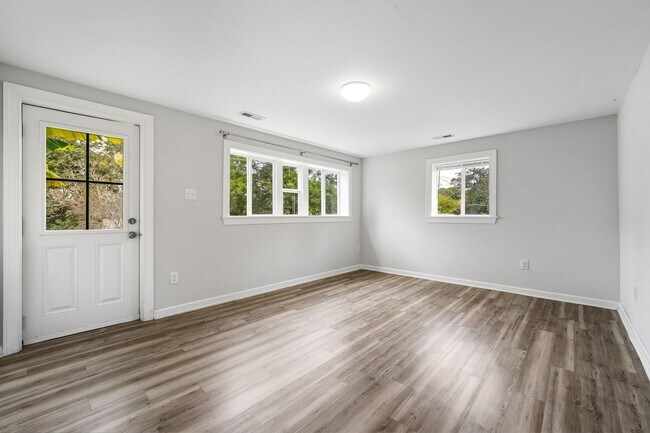 Building Photo - 608 Lakeshore Dr