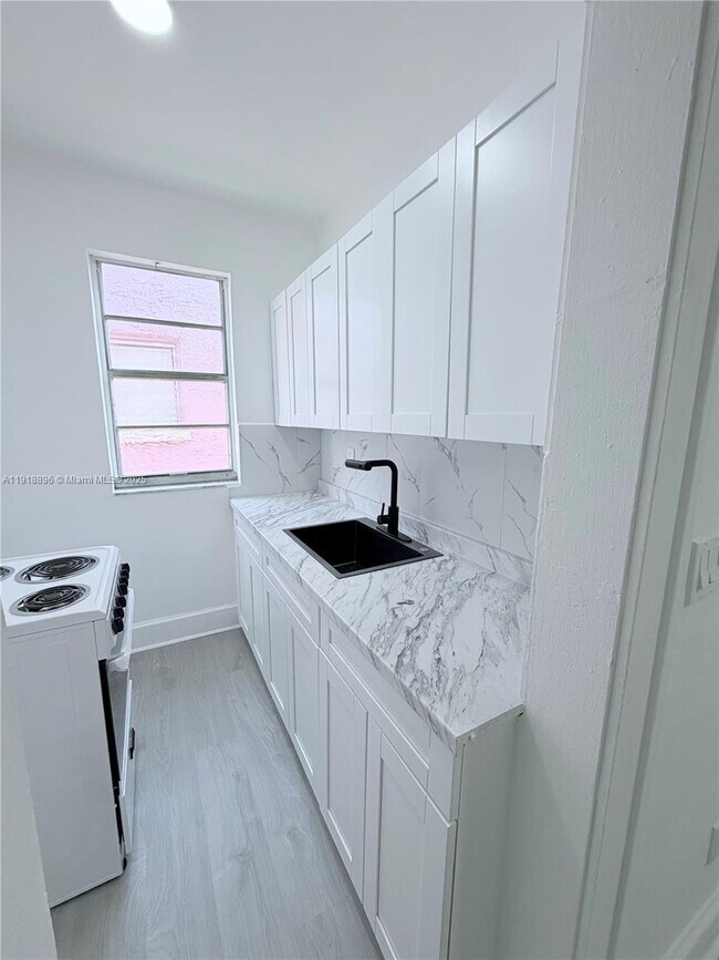 Building Photo - 1560 SW 5th St