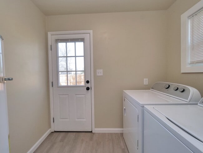 Building Photo - 308 6th St