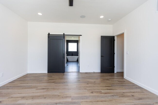 Building Photo - Executive Property located in Republic with a "furnished option" Don't miss this showstopper!!