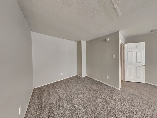 Building Photo - Welcome Home!!