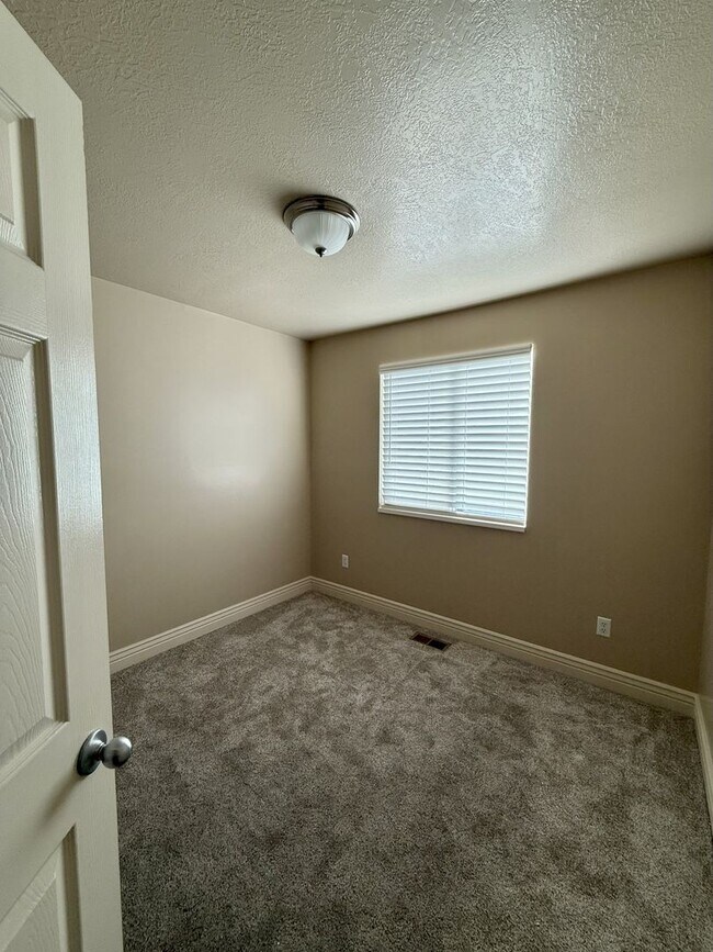 Building Photo - Your Perfect 5-Bedroom Retreat in Harrisvi...