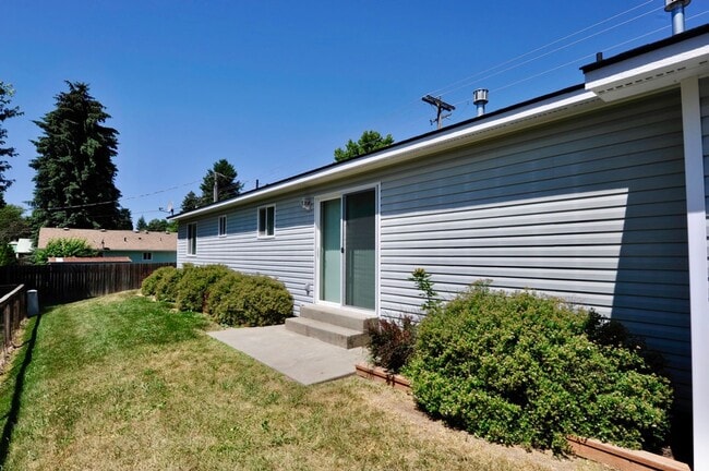 Building Photo - 3 bed 2 bath rancher with master en-suite & RV parking