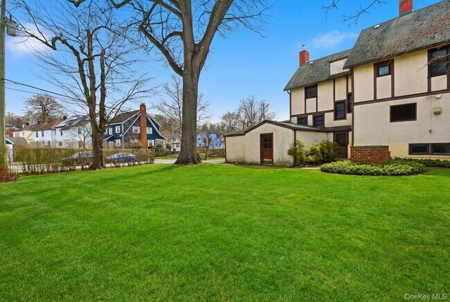 Building Photo - 25 Midland Ave