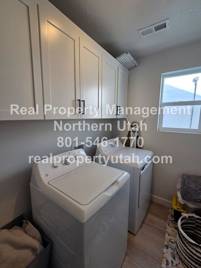 Building Photo - Stunning 4 Bedroom 2.5 Bath Home in Syracuse