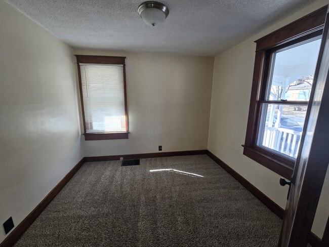 Building Photo - 417 W Walnut St