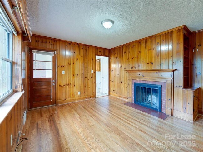 Building Photo - 1422 Holmes Dr