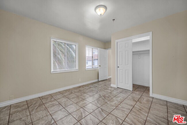 Building Photo - 522 E Kelso St