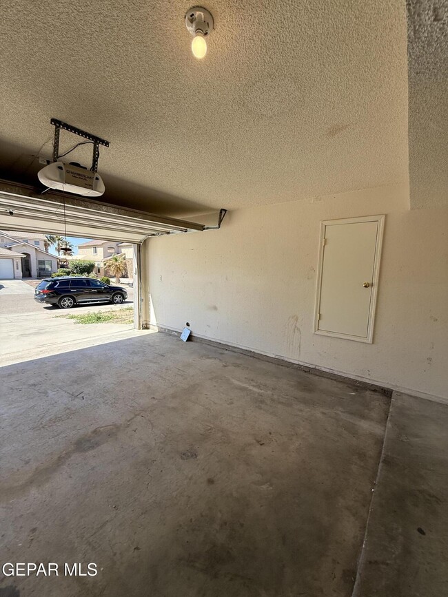 Building Photo - 14157 Tierra Delfin Dr