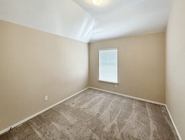 Building Photo - Beautiful, spacious 3B/2B home near the lake