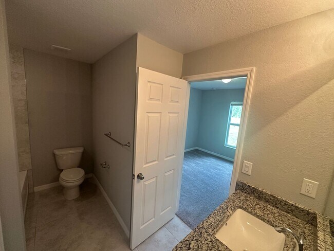 Building Photo - 3 Bedroom + Den - 2 Bathroom- NW Cape Coral