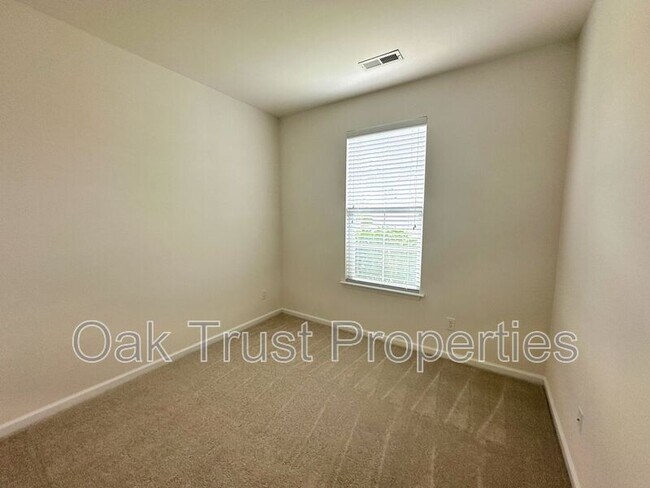 Building Photo - 3058 Nantuckett Ave