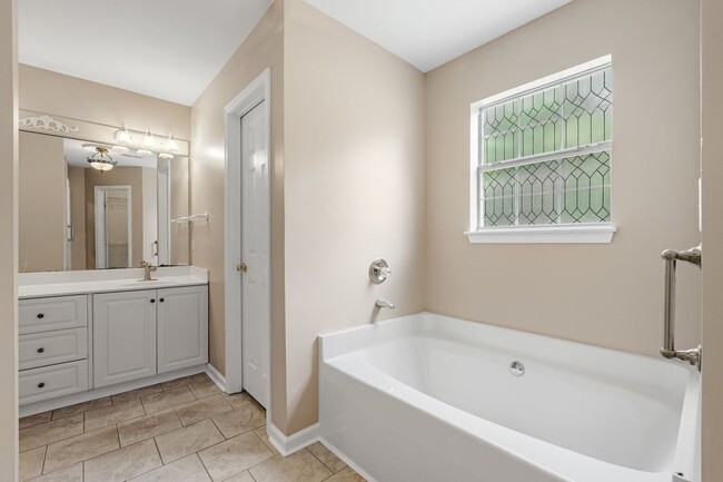 Building Photo - Spacious 3 Bedroom Home Near Downtown Gree...