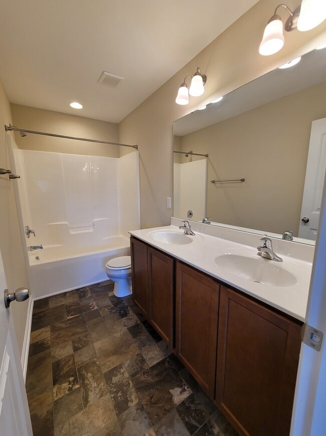 Building Photo - 4464 Middletown Dr