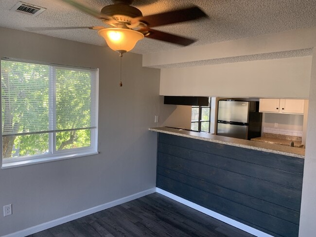 Building Photo - Available September! Newly Updated 2 bed/2 bath Condo