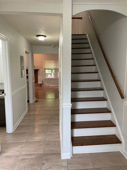 Entryway - 113 Guill Ct