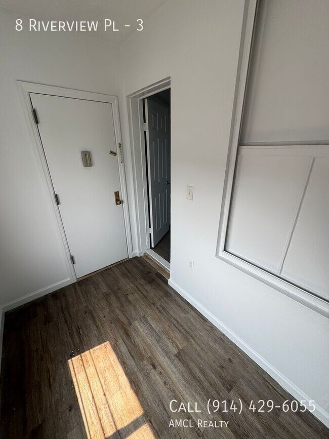 Building Photo - 8 Riverview Pl